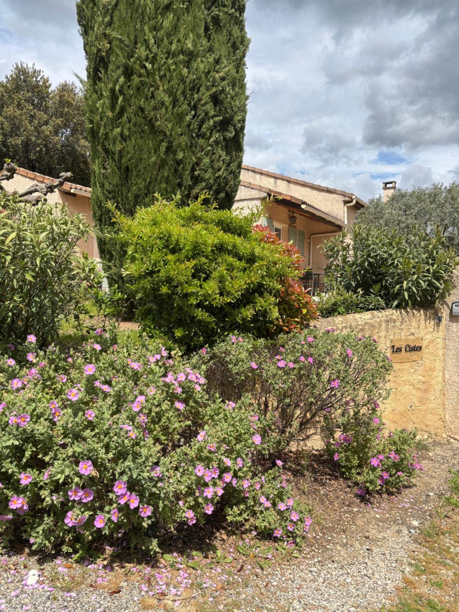 Les Cistes Villa Lioux Luaran gambar